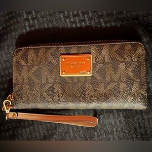 EUC Michael Kors Phone Wallet - brown leather